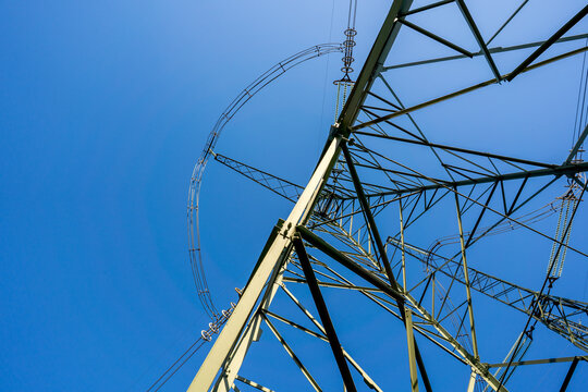 High-voltage power line towers with geometric steel structures