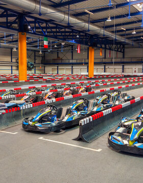 Halle mit Go Kart Fahrzeugen, die in einer Reihe geparkt.