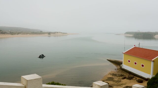 Lago, Amarelo, dia cinzento, tristeza, barco, baia, verao, 
inverno, frio, escurecer