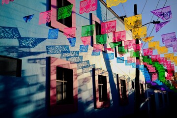 Obraz premium Papel Picado Shadows on Blue Wall in Jalatlaco (Oaxaca de Juarez, Mexico)