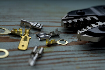 Crimping tool and wiring connectors terminal set isolated