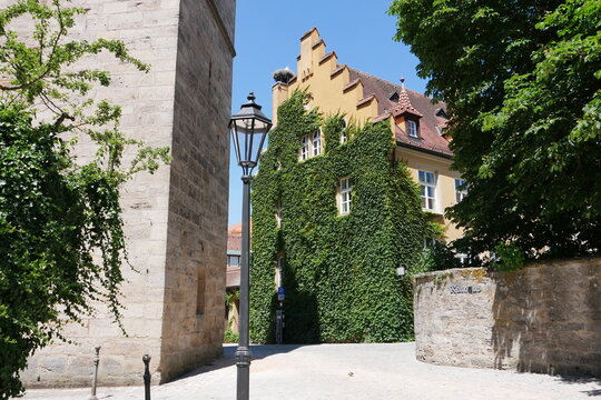 Kirchplatz mit Laterne und Haus mit Stufengiebel