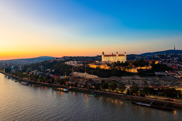Obraz premium View of Bratislava castle, old town and the Danube river from observation deck the bridge in Bratislava, Slovakia at night