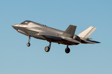 Aterrizaje de reactor militar de quinta generación