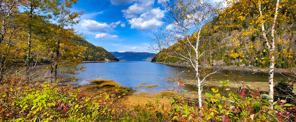 Rivière Petit Saguenay vue de la rue du quai au Québec, Canada