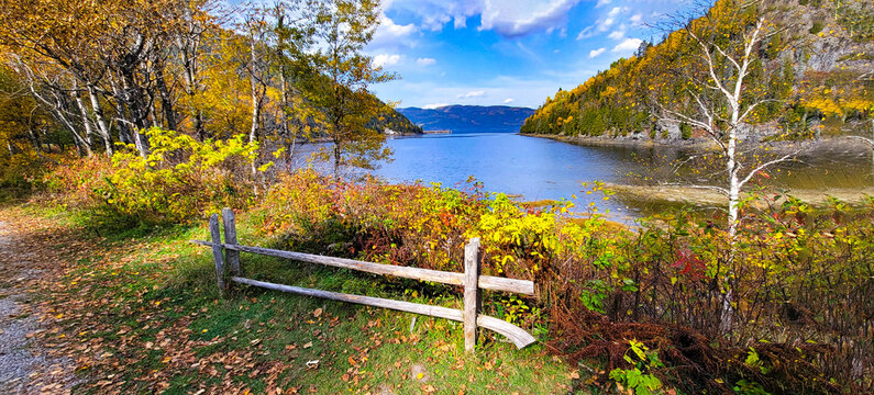 Rivi&egrave;re Petit Saguenay vue de la rue du quai au Qu&eacute;bec, Canada