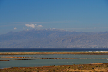 Blick über die Salinen von Cabo de Gata mit den Bergen der Sierra Nevada über dem Golf von Almería im Hintergrund in Andalusien, Spanien