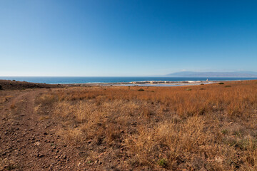 Blick auf den Golf von Almería mit den Salinen von Cabo de Gata und La Almadraba de Monteleva in Andalusien, Spanien