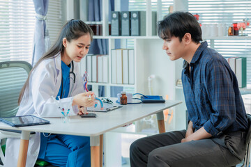 Obraz premium A doctor consults a male patient on erectile dysfunction.