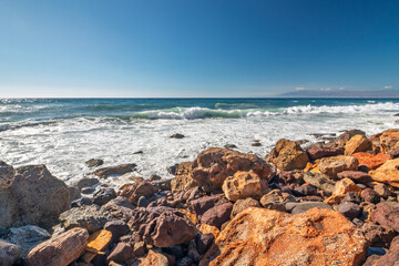 Das rauhe Mittelmeer mit wilden Wellen am Strand von La Fabriquilla in der Provinz Almería in Andalusien, Spanien