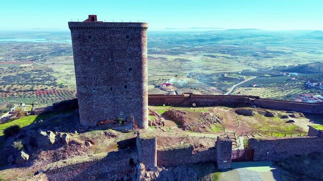 Dron sobre feria: castillo y pueblo en secuencia