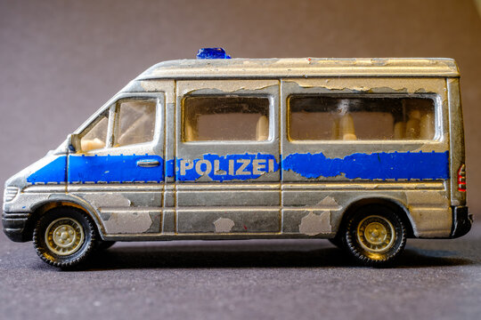 G&Uuml;TERSLOH,DEUTSCHLAND &ndash; 14.10.2025 Bespieltes Modellauto MERCEDES BENZ Sprinter Polizei der Fa. Siku Modellnummer: 0804/0805 vor grauen Hintergrund