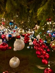 Obraz premium Christmas tree decorations on a branch