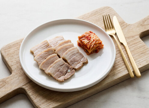 수육과 김치 한 접시 / Boiled Pork and Kimchi Plate