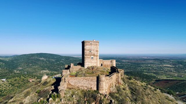 Majestuoso Castillo de la localidad de Feria en dia soleado con secuencia orbital 