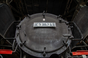 Vorderseite einer sehr alten Dampflokomotive 43-121