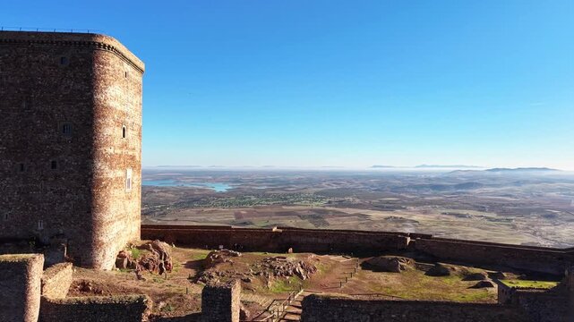 Vuelo desde el Castillo de Feria hasta la iglesia del pueblo: recorrido a&eacute;reo completo