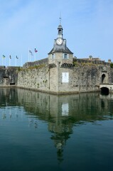 Campanario o Beffroi en la ville close de Concarneau, Bretaña, Francia