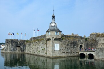 Campanario o Beffroi en la ville close de Concarneau, Bretaña, Francia