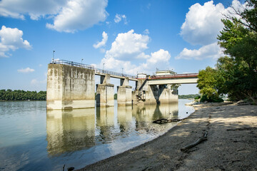 Betonb&oacute;l k&eacute;sz&uuml;lt haj&oacute;rakod&oacute; a foly&oacute; partj&aacute;n