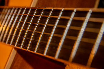 Gitarrensaiten am Gitarrenhals