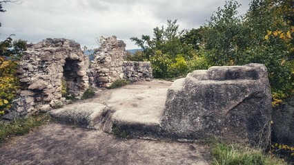 Ruiny średniowiecznego zamku 
