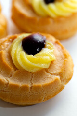 Zeppole di San Giuseppe, dolce farcito tipico di Napoli, cibo Italiano 