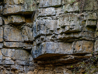 Gesteinsschichten um eine Höhle im Muschelkalk