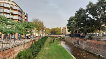 Le centre ancien de Perpignan, Catalogne, Roussillon, Pyr&eacute;n&eacute;es Orientales, Occitanie, France. La Bassa traverse le centre ancien.
