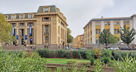 Le centre ancien de Perpignan, Catalogne, Roussillon, Pyr&eacute;n&eacute;es Orientales, Occitanie, France.  Le palais consulaire qui abrite la CCI le long de la Bassa