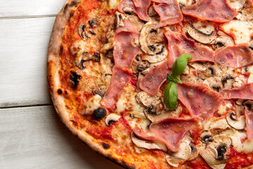 Pizza con prosciutto cotto e funghi champignon, cibo italiano 