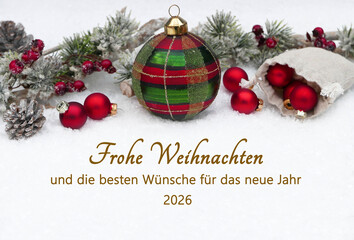 Weihnachtskarte: Weihnachtsgrüße mit Weihnachtsschmuck im Schnee . Frohe Weihnachten und die...