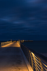 Beleuchtete Seebr&uuml;cke im Ostseebad Prerow zur Blauen Stunde