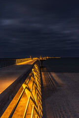 Fototapeta premium Beleuchtete Seebrücke im Ostseebad Prerow zur Blauen Stunde