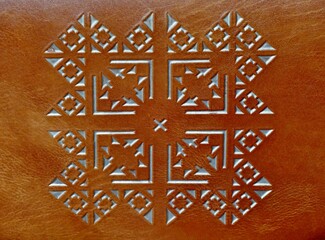 Maurisches Muster in Rückenlehne eines Kirchenstuhls