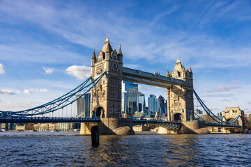 Obraz premium Iconic Tower Bridge over River Thames, framed by London's contemporary skyline.