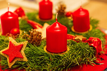Adventskranz - Weihnachten - Kerzen - Dekoration - Nadeln - Tannenzweige