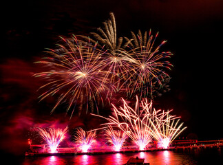 Feu d'artifice dans le port Hercule en Principaut&eacute; de Monaco &agrave; l'occasion de la f&ecirc;te nationale