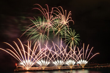 Feu d'artifice dans le port Hercule en Principaut&eacute; de Monaco &agrave; l'occasion de la f&ecirc;te nationale