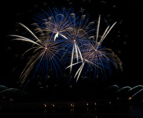 Feu d'artifice dans le port Hercule en Principaut&eacute; de Monaco &agrave; l'occasion de la f&ecirc;te nationale
