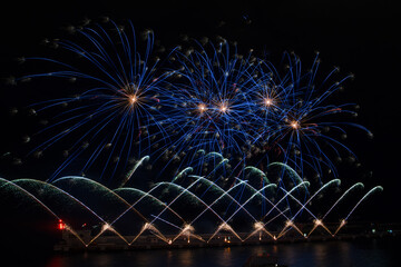 Feu d'artifice dans le port Hercule en Principaut&eacute; de Monaco &agrave; l'occasion de la f&ecirc;te nationale