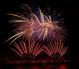 Feu d'artifice dans le port Hercule en Principauté de Monaco à l'occasion de la fête nationale