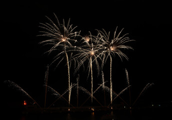 Feu d'artifice dans le port Hercule en Principauté de Monaco à l'occasion de la fête nationale