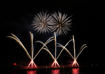Feu d'artifice dans le port Hercule en Principauté de Monaco à l'occasion de la fête nationale