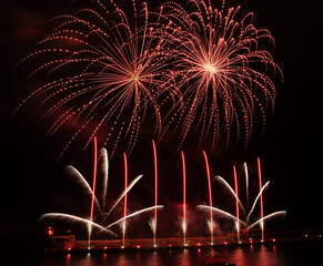 Feu d'artifice dans le port Hercule en Principaut&eacute; de Monaco &agrave; l'occasion de la f&ecirc;te nationale