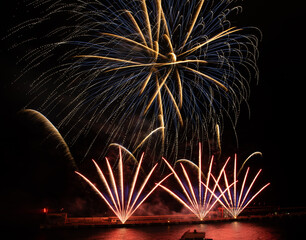 Feu d'artifice dans le port Hercule en Principauté de Monaco à l'occasion de la fête nationale