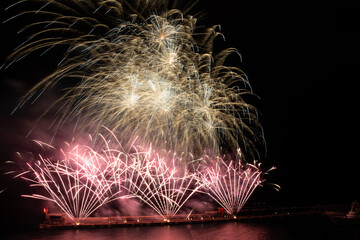 Feu d'artifice dans le port Hercule en Principaut&eacute; de Monaco &agrave; l'occasion de la f&ecirc;te nationale