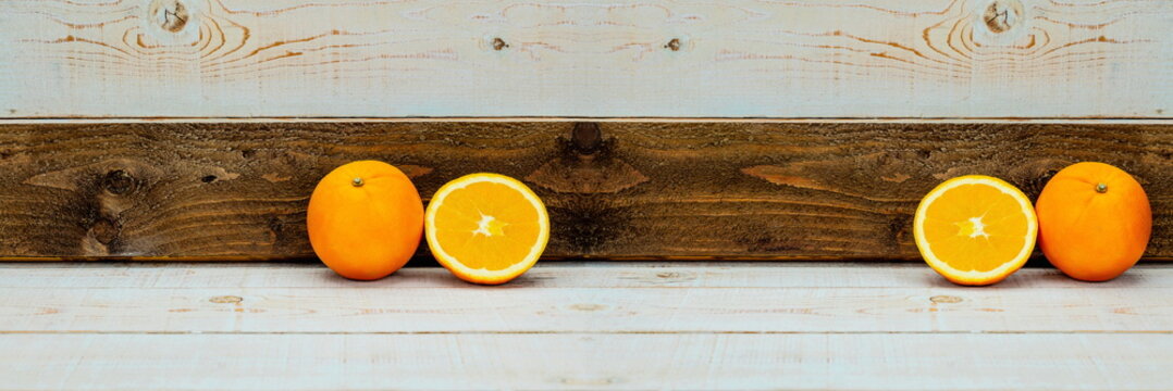 Arancia intera e arancia a meta in composizione speculare