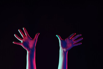 Obraz premium Toned female hands on dark background