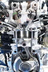 自動車エンジンのカットモデル